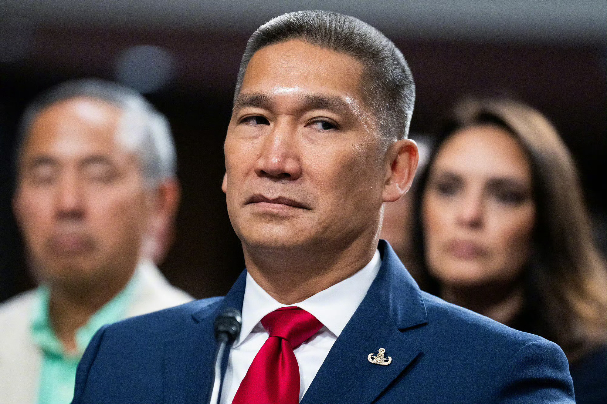 特朗普提名越南裔高雄转正海军部长！从越南难民逆袭成海军掌舵人，未来亚太局势有看点