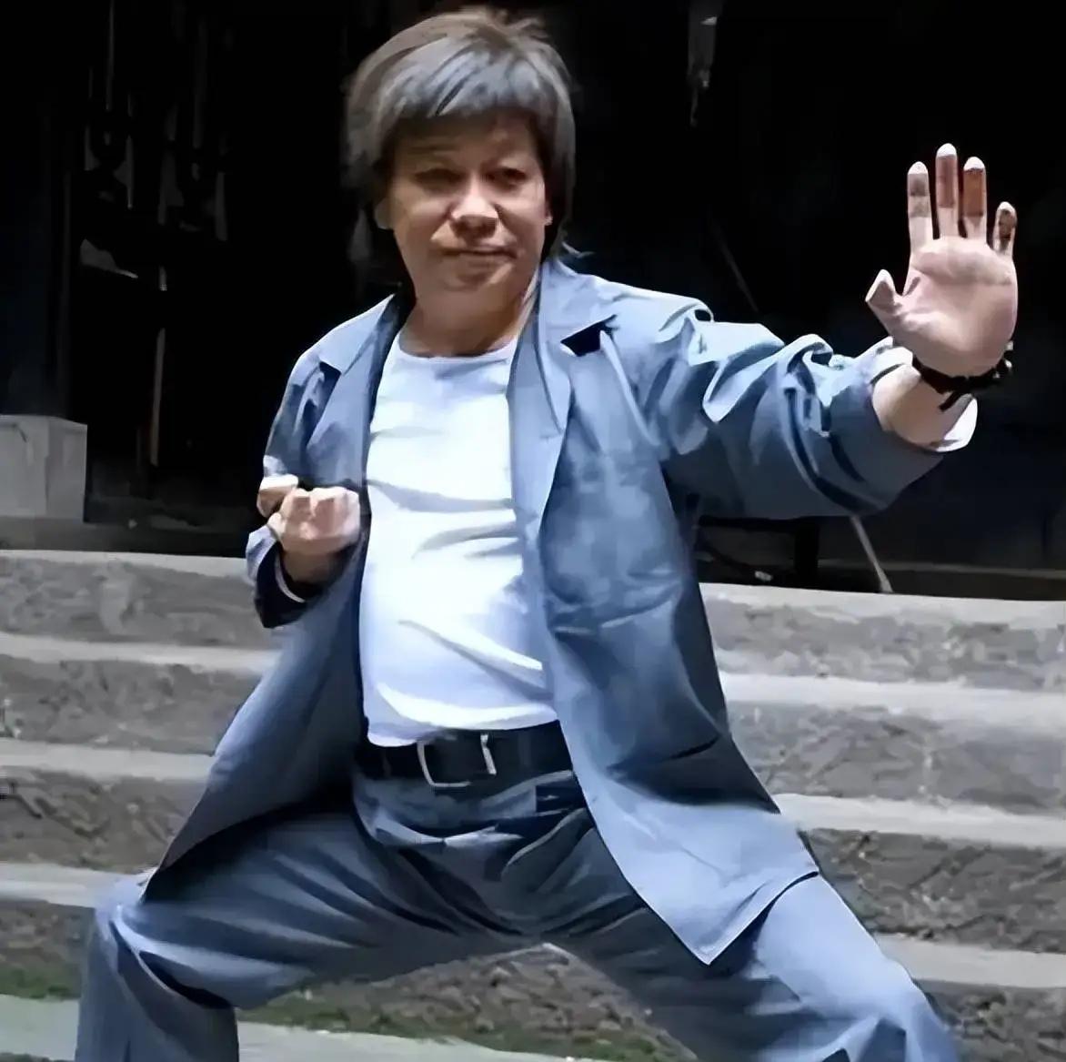 梁小龙走得太突然了。前一天还在深圳罗湖和朋友吃火锅，视频里他端着酒杯笑，脸