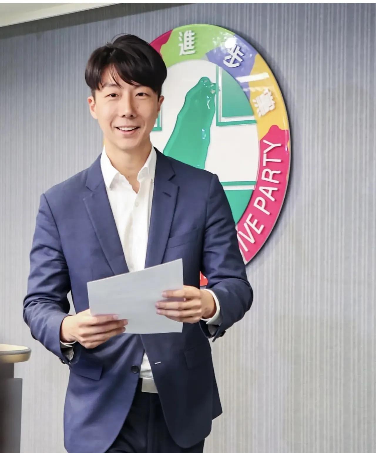 民进党发言人吴峥慌了！敢信吗？一个民进党发言人竟在电视节目上公然宣称自己就