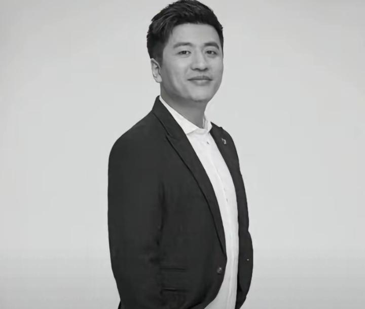 张雪峰经纪人万霞短短几句直接看哭了“说不出一句告别的话，只当天气正好，张老师是出