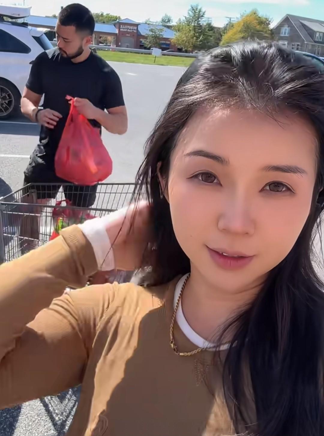 前央视美女主持篮球女神张曼源近日在丈夫的陪伴下现身美国，进行产前检查。从她明显
