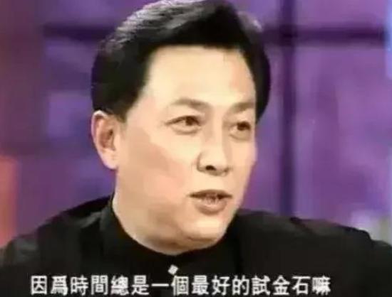 1990年除夕，唐国强的妻子在卫生间一根绳子结束了自己的生命，她留下两封遗书，其