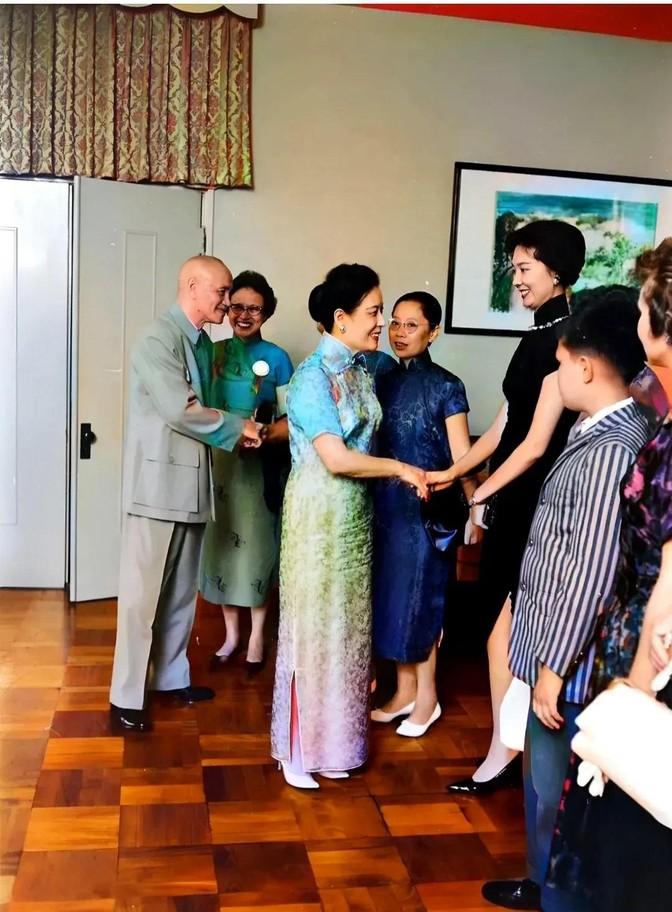 1961年，蒋中正与夫人宋美龄在家中会见客人时的照片，并非演员饰演的，而是货真价