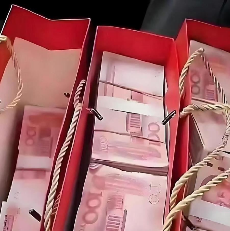 家里翻出20万现金，去存钱却出大事河北保定一位女子，打扫家里衣柜，意外发现