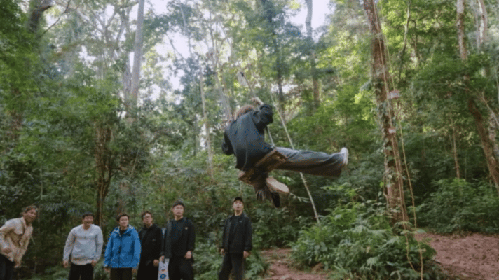 身高178的鹿晗，在荡秋千这件事上第一次感受到了“腿到用时方恨短”。陈赫在旁边急