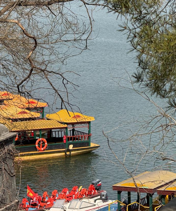 今日西堤的桃花正挨挨挤挤地盛开，颐和园瞬间开启了春和景明的模式。漫步昆明湖畔，满