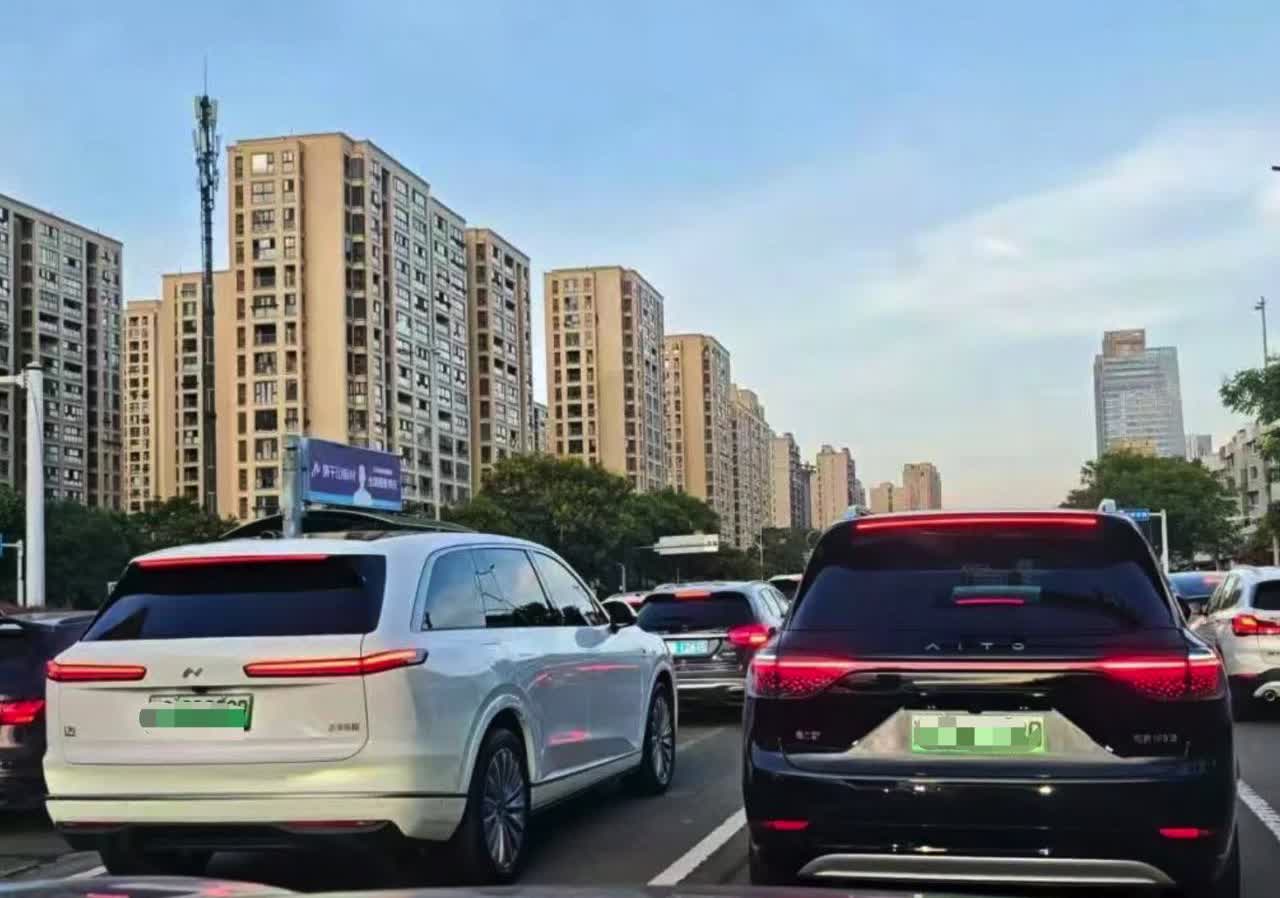 乐道L90和问界M9的屁股对比群友拍到的前脸不说就尾部而言，我觉得乐