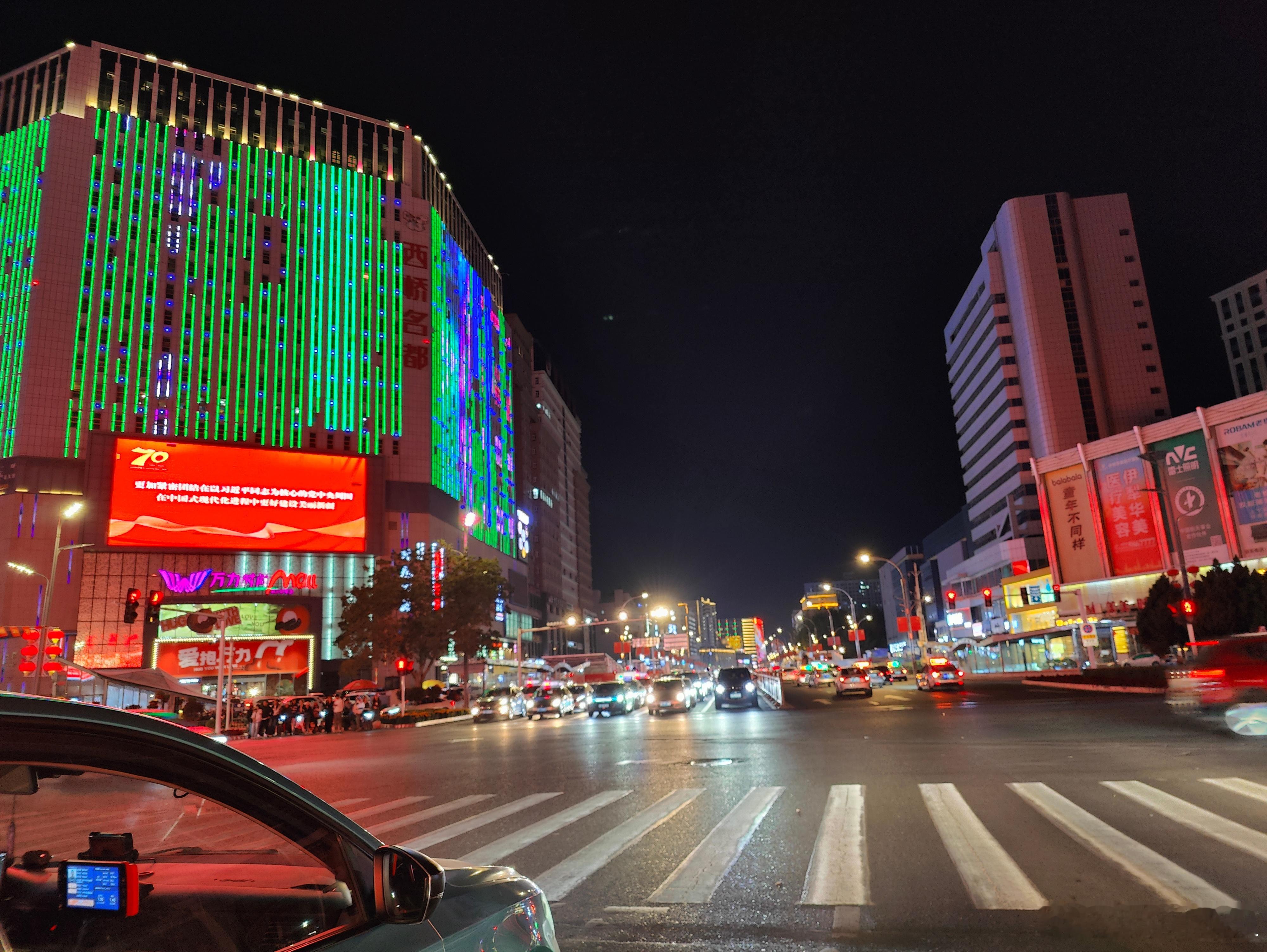 伊犁州伊宁市是个很奇怪的城市。毫不夸张地说，这是整个新疆最像大城市，最发达，最正