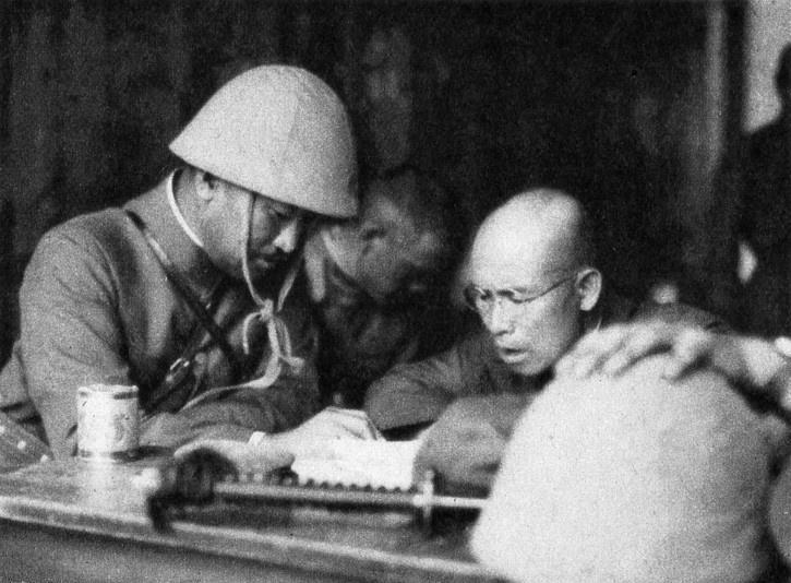 1937年8月29日，一名驻守吴淞炮台的重机枪手，猛然发现，对面日军指挥所冲出一