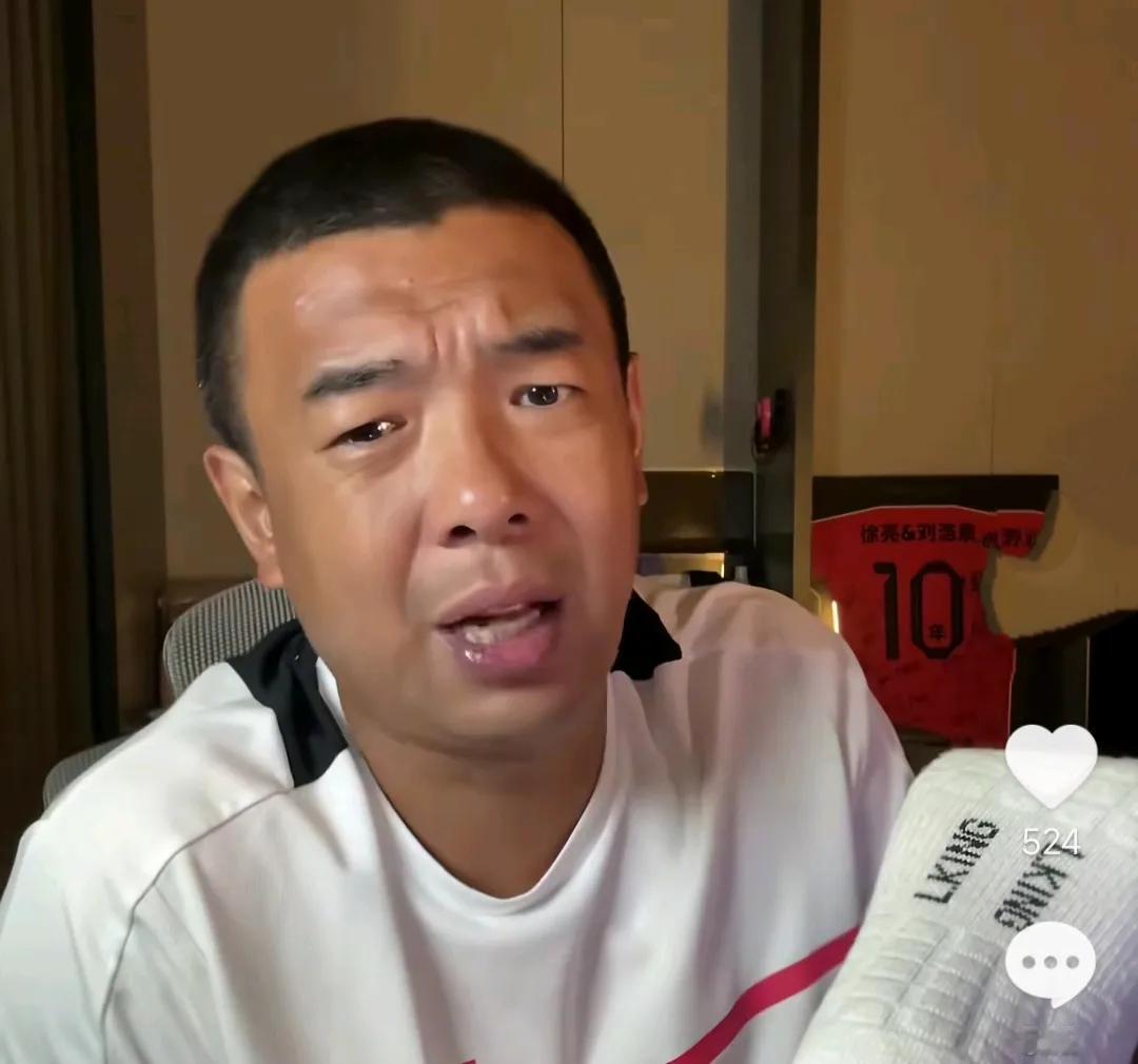 前国脚徐亮表示，他不认可足球是身体跟速度的游戏。他在直播间也反驳了董路的观点。