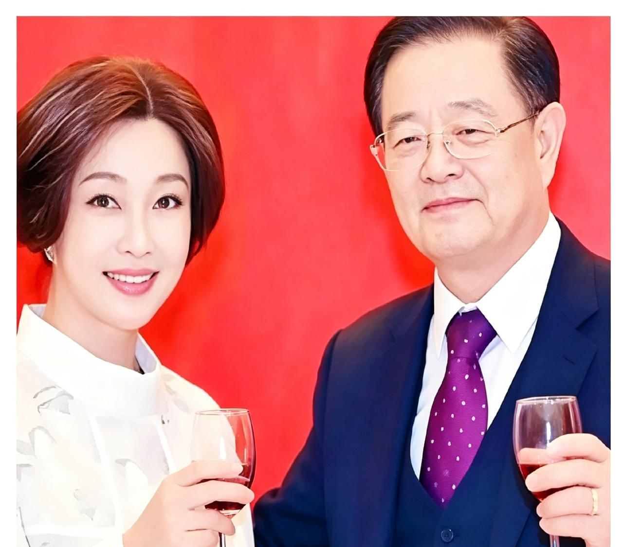 王晓玉默默守候刘晓庆将近三十年，这份坚持真的少见。2012年二人修成正果，婚后他