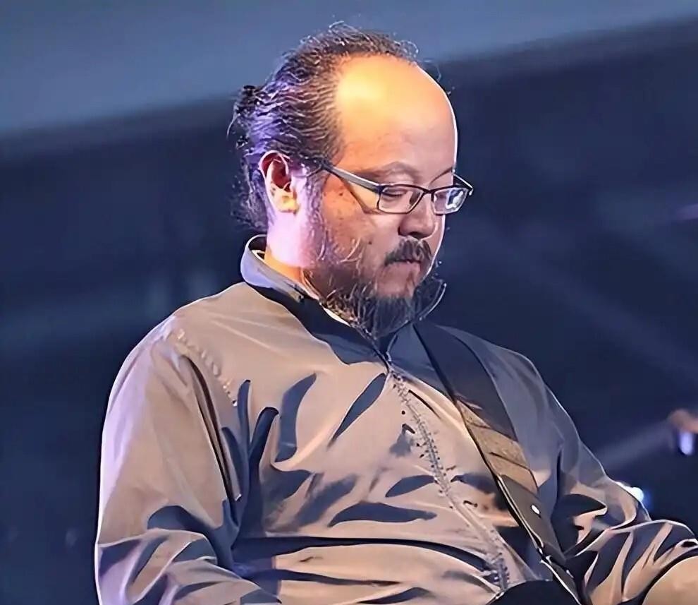 窦唯一声不吭沉默整七天，直到何勇头七这天，他发了首纯器乐《从前送何勇》，四分二十八秒，一句词没有，就