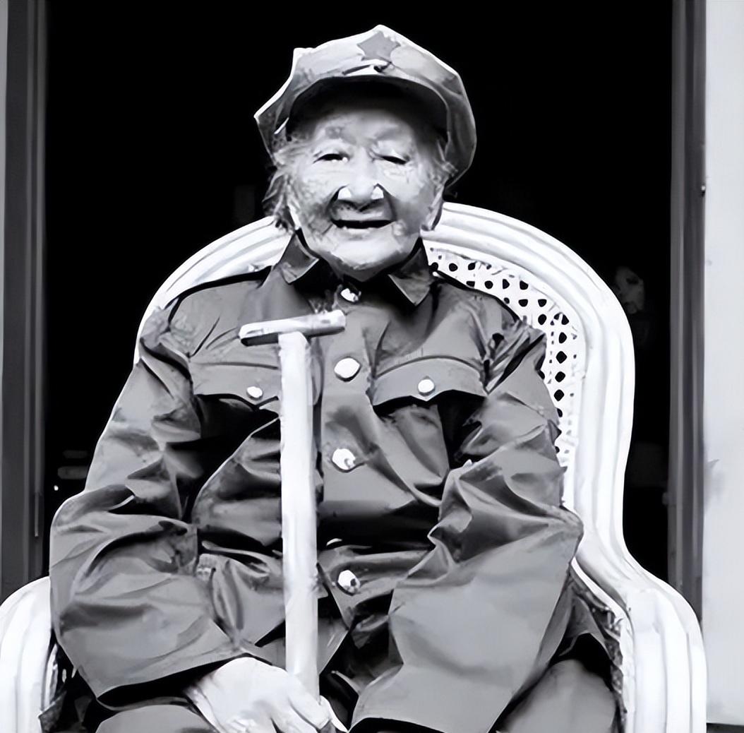 朱德在泰和县田野上看到一个挑粪桶的农妇——康克清当场落泪，朱德脸色铁青，那是失散
