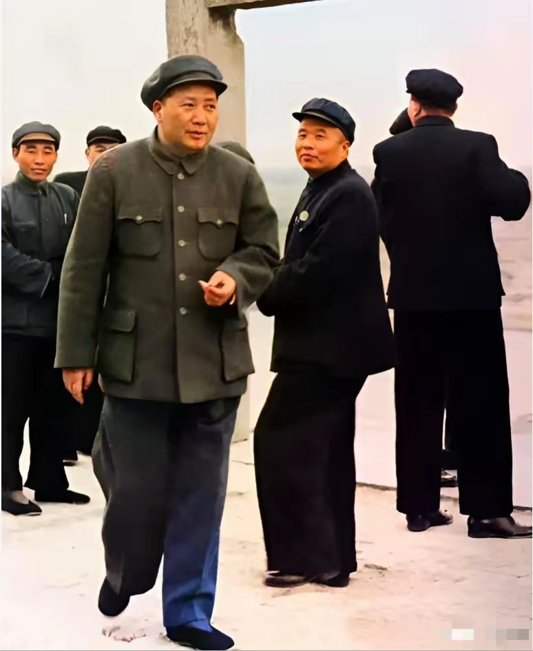 这是毛主席在河南开封龙亭公园视察游览的珍贵老照片。右侧是时任河南省委第一副书记、省长吴芝圃，正陪同交
