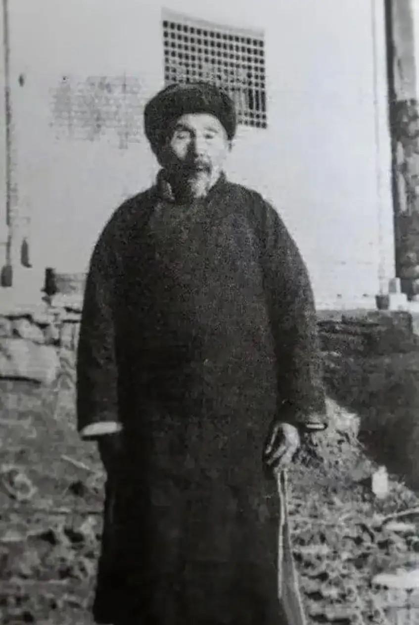 1934年寒冬，四川秀山的山林里，86岁的木匠李木富盯着眼前淌血的红军，心一横这