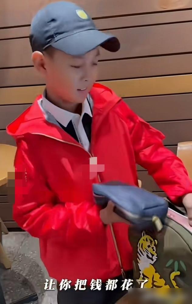 王皓12岁儿子，比赛夺冠奖金，被要求必须花光。这孩子，叫海苔。12岁，已