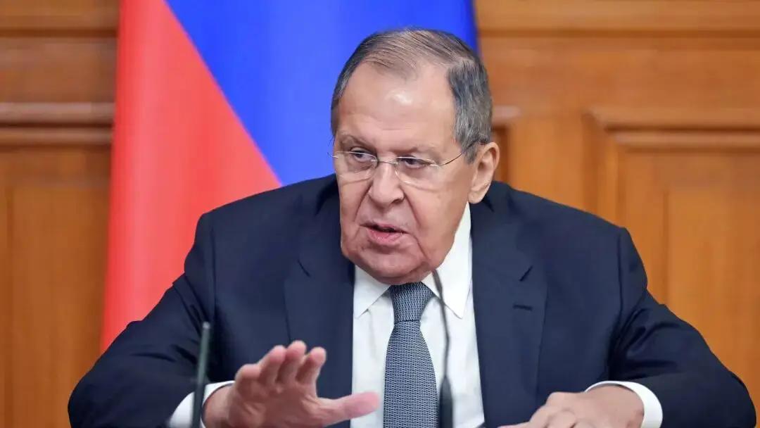 那个俄罗斯老头，拉夫罗夫，一句话就把天给聊透了。他说，美国人怕我们，是因为在