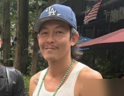 45岁陈冠希生图被嘲像老头，转头就官宣复出拍戏了，这反差谁顶得住。马来西亚开镜仪式上，他顶着一头白发