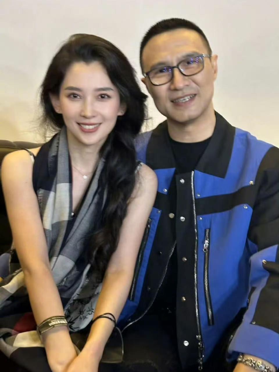 葛荟婕又爆汪峰的料了！在直播时被问汪峰和森林北的感情状况，她直言不讳，“两人根