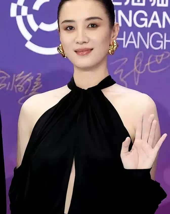 我表妹亲眼见过宋佳​她说了一个大实话。​说宋佳根本不是电视上的那样。