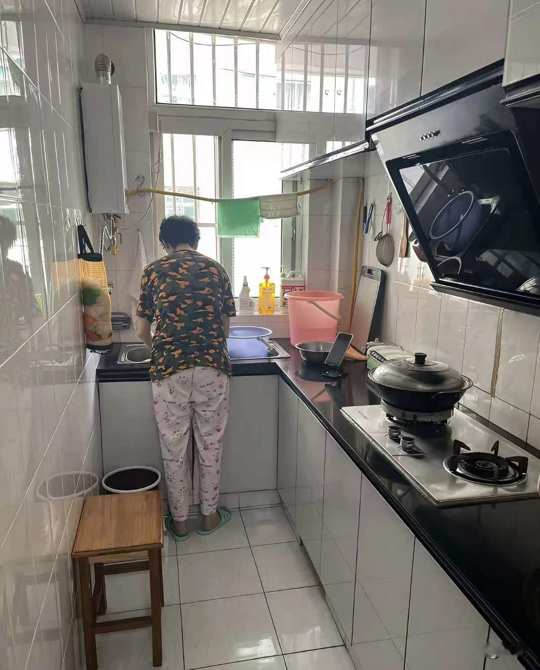 我发现大多数妈妈身上，都有个一辈子改不掉的毛病！每次一家人吃完饭，父亲坐在桌边