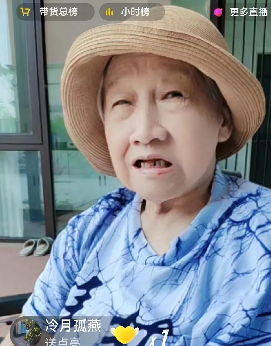 刚刚看到胡笑笑和老妈直播，真是笑死我了，胡笑笑老妈感觉自己太聪明了，而且还特别的