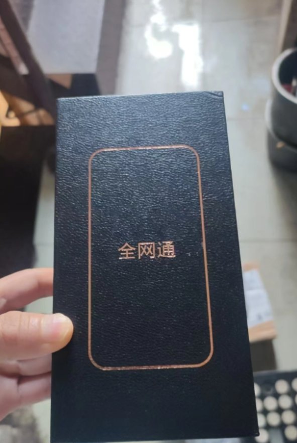 “防不胜防！”近日，湖北武汉，一男子在网上花208元和288元买了两台手机，本打