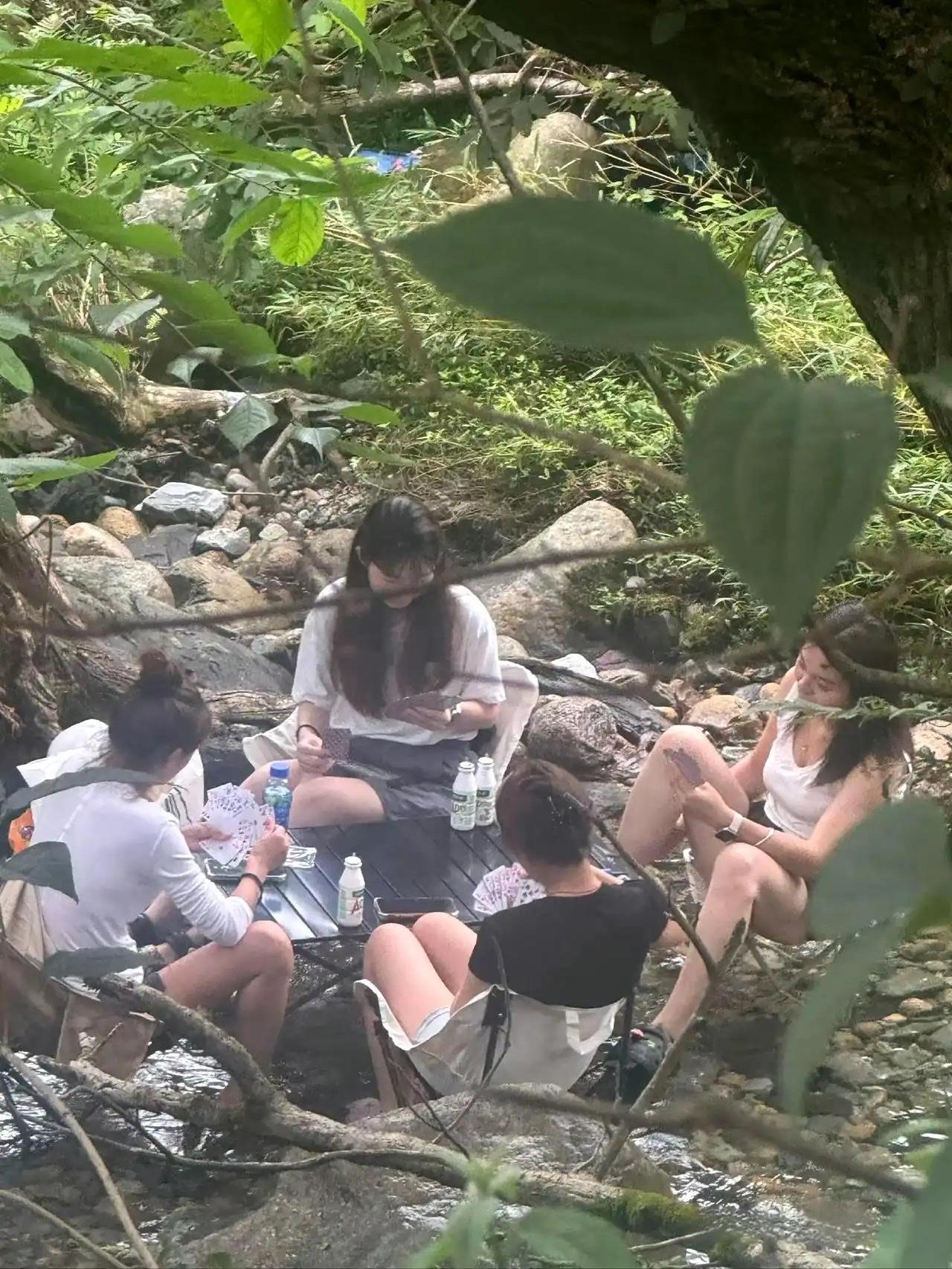 小溪山谷里踩水打牌，看着特别惬意凉快，可这种山野溪边休闲，藏着不少隐患。最怕突然