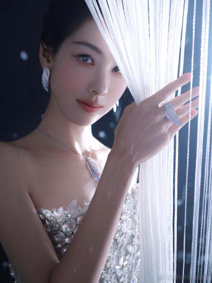 陈都灵星光大赏流苏钻石裙陈都灵极地银装女神陈都灵星光大赏流苏钻石裙，陈都灵极地