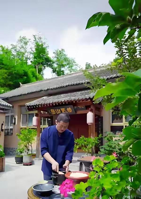李亚鹏昆明民宿开业，女儿放假回来陪他跑步，这日子令人羡慕？20岁李嫣回国陪老父