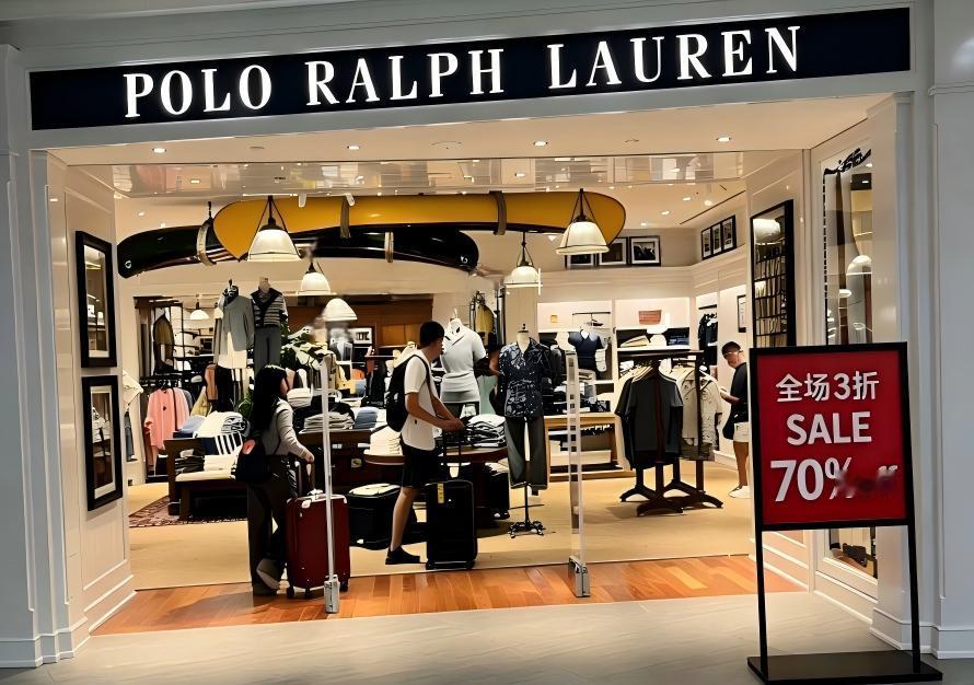 统治了商务男装几十载的拉夫劳伦和阿玛尼，好像越来越少见了曾经这两个品牌凭借经典