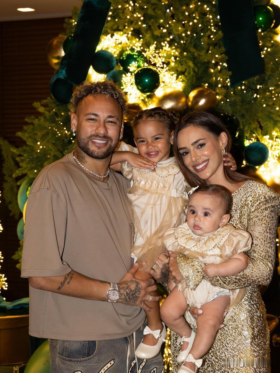 四个孩子三个妈，内马尔的圣诞节只能和新女朋友一起过了!今天，内马尔在社媒上晒