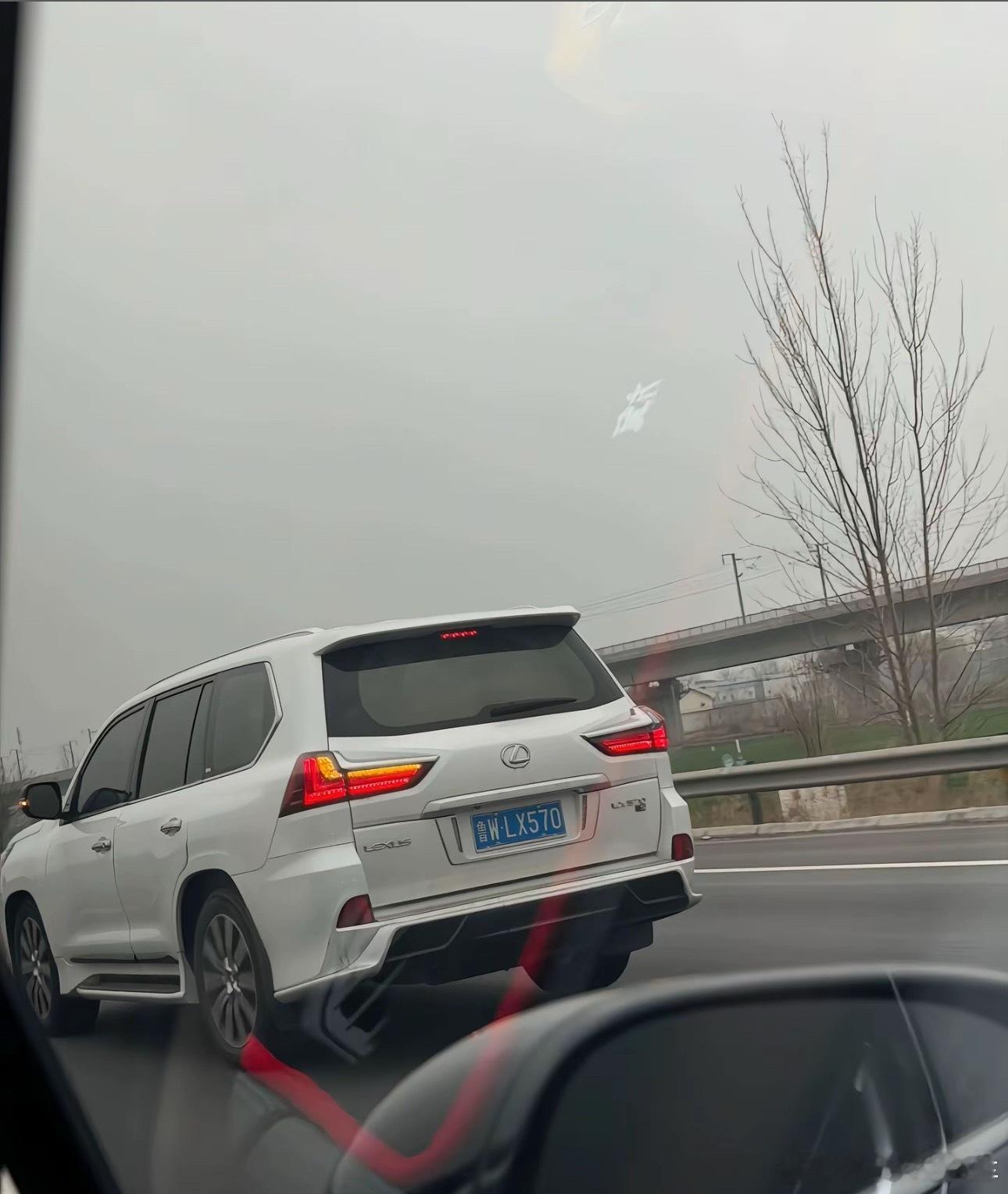 这车牌都挺硬啊