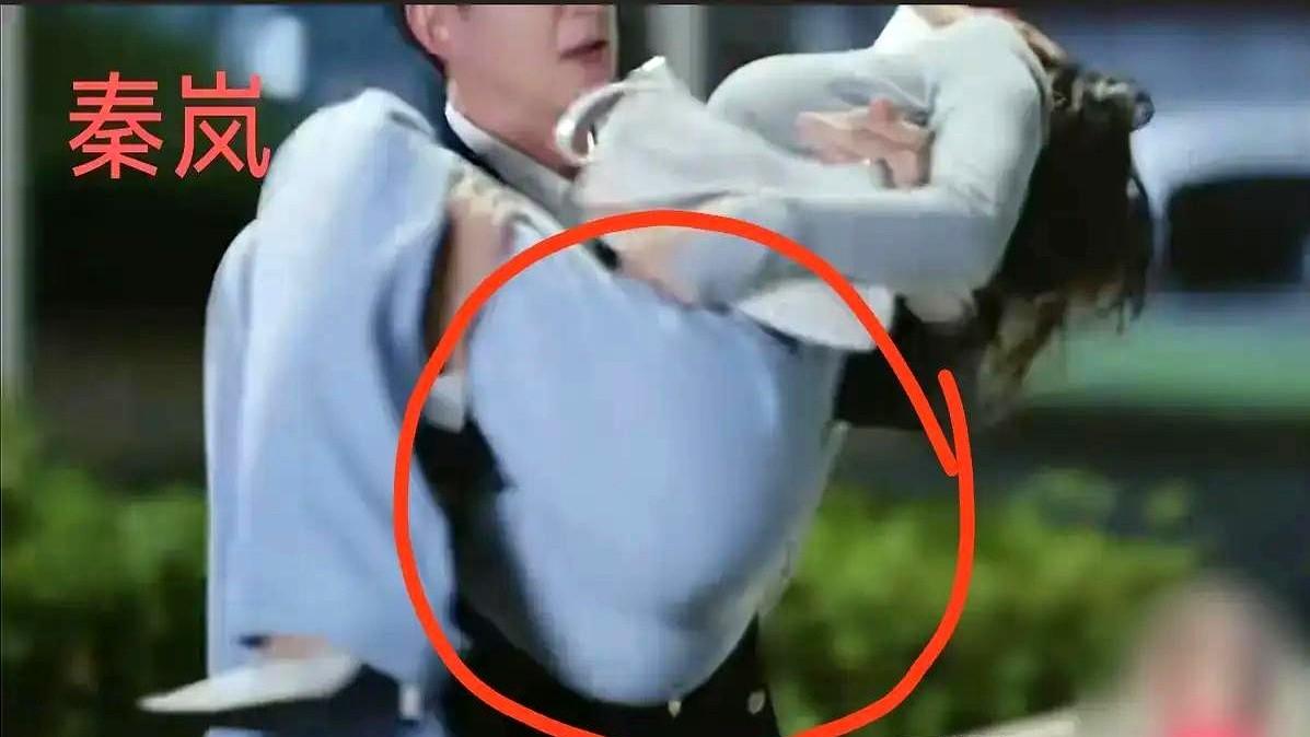 最近某剧里秦岚的一个镜头，评论区直接炸锅了——那个臀部特写到底是为角色服务还是故