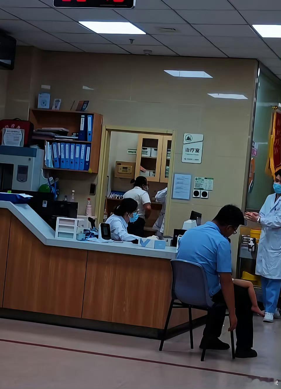 妈妈意外去世孩子疑和遗体呆了几天真的好可怜啊，家里居然没有其他人在吗这要是邻居