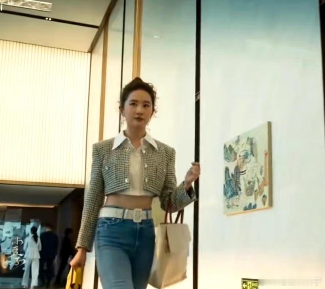 刘亦菲这衣服好土啊，得亏靠这张脸撑起来了​​​