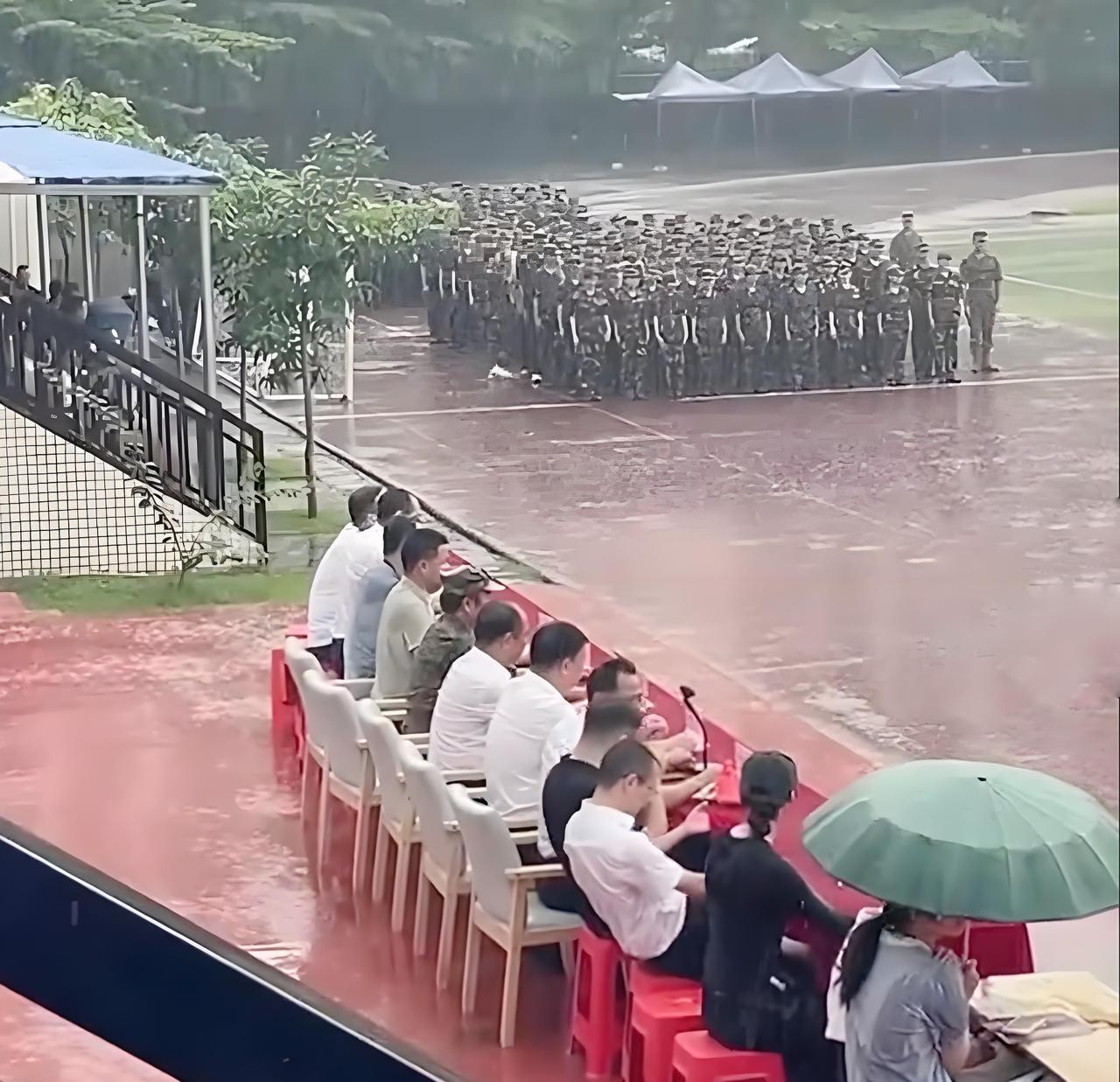 为什么广西狼兵那么牛？看看广西孩子们的军训就知道了，那简直是上下一心的感觉。最近