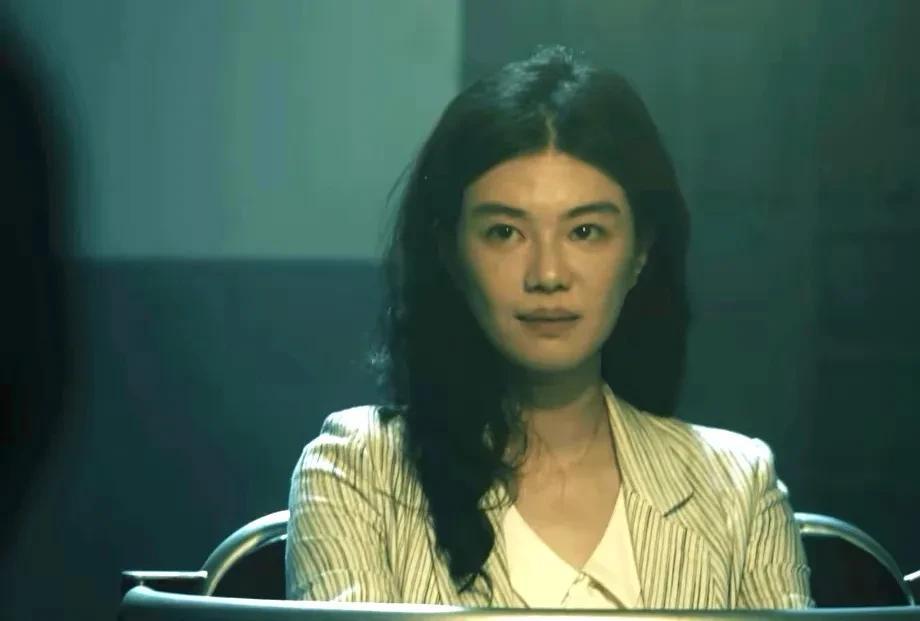 《扫毒风暴》卢少骅被通缉后，第一个被卖的竟然是马瑛子。卢少骅嘴上说跟马瑛子不仅