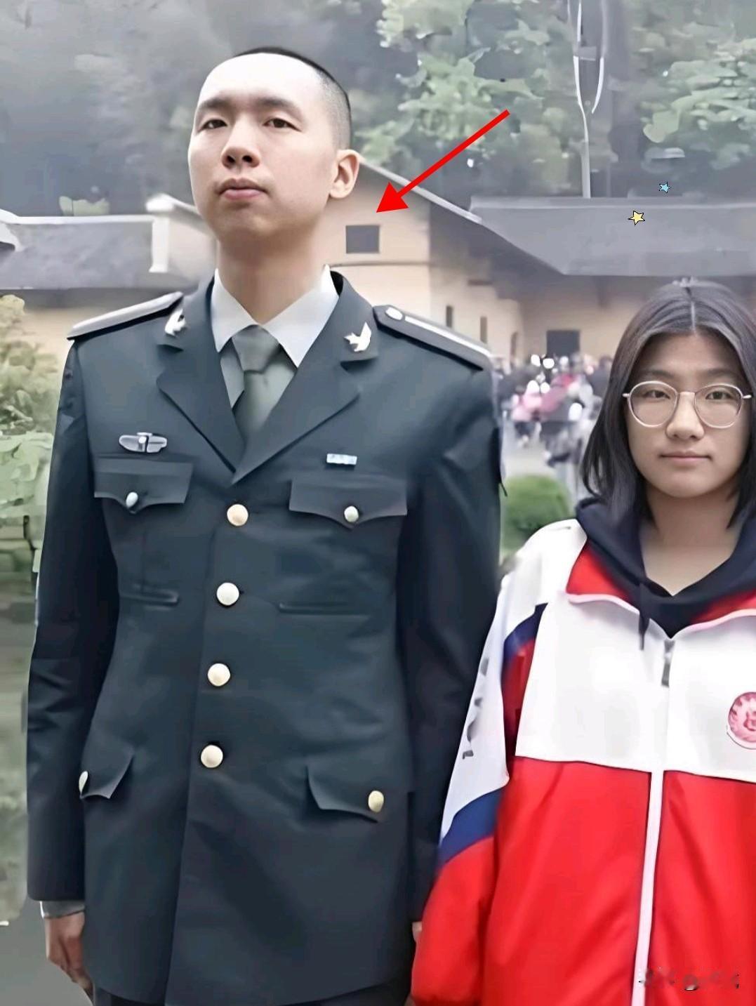 有些二代把家世当流量密码，逢人就亮家谱，生怕别人不知道自己背靠大树。反观真正的好