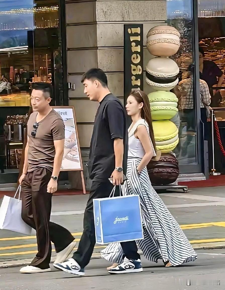 45岁汪小菲携马筱梅畅游瑞士，疯狂采购奢侈品收获满满近日，45岁的汪小菲带