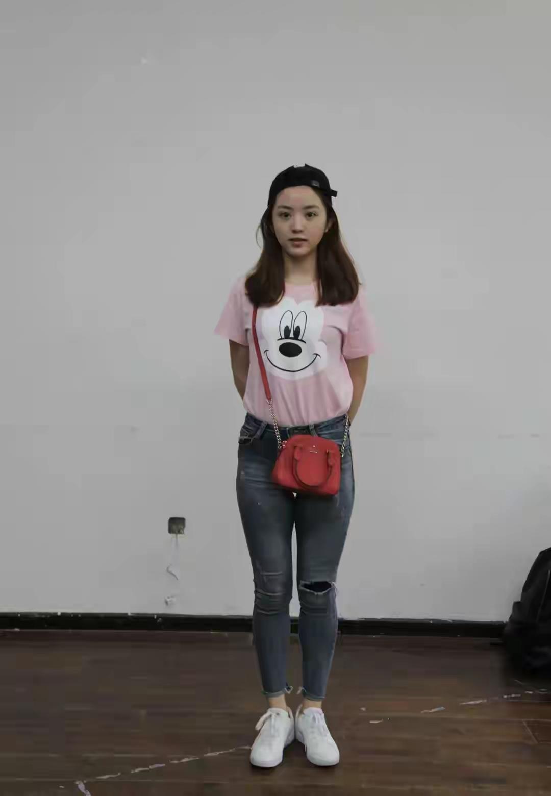 田曦薇“入行图”[玫瑰]，那时候有点婴儿肥，但“五官”完全一致[灵光一闪