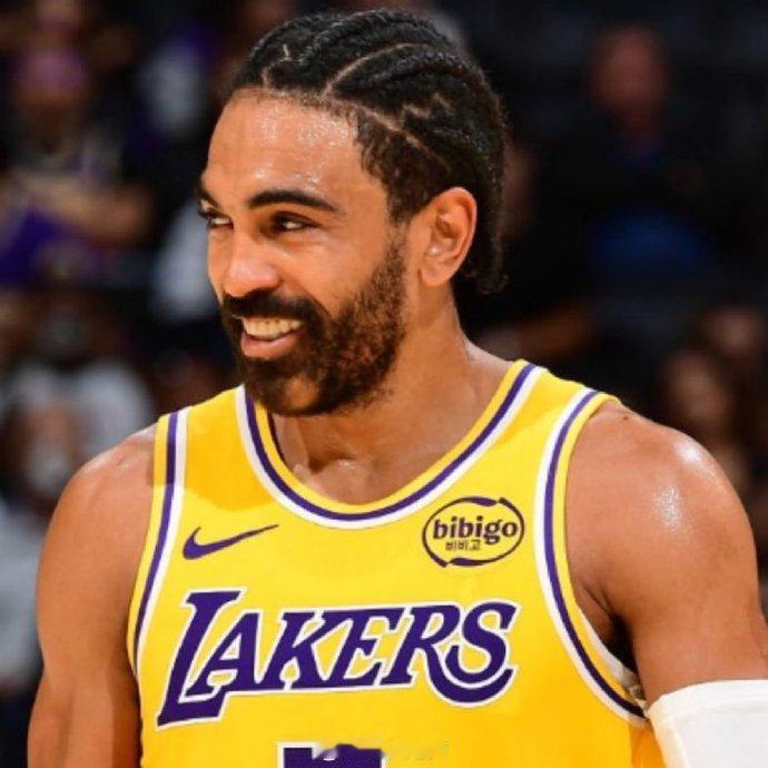 简直离谱！湖人这替补席，全场9分！八村塁：4中1，3分范德彪：4中3，6分