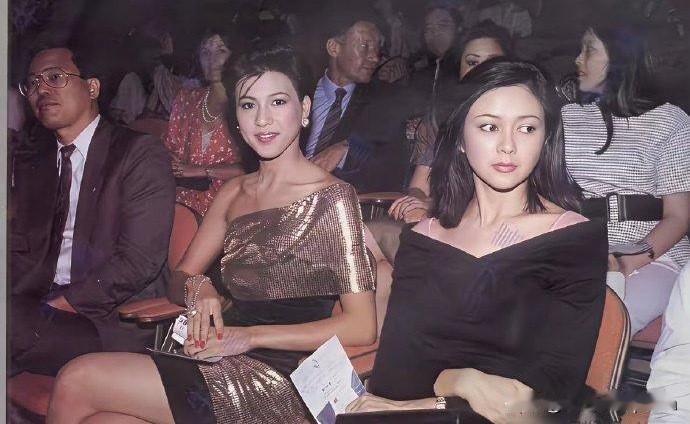 关之琳的颜值太能打了。当年跟亚洲小姐冠军邱月清同框，不仅没被比下去，反而更抢眼