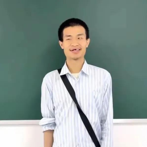 韦东奕的牙齿似乎掉了一半，看起来十分衰老，有关部门理应被问责，他的家属也令人难以