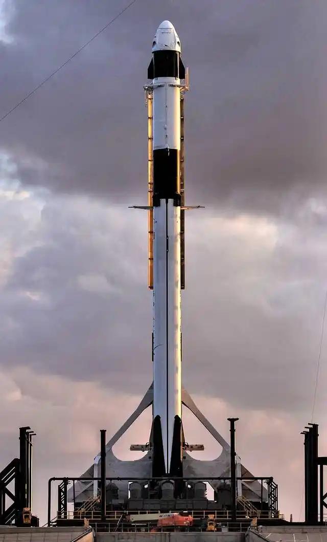 【鹿死谁手？】很久以前，国内大咖对马斯克星链极尽嘲讽，甚至认为不可能普及，接受