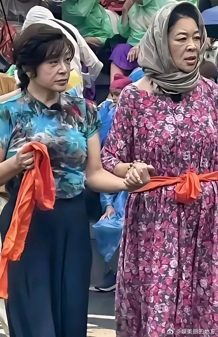 倪萍刘晓庆同框太好哭了，这是倪萍和刘晓庆在2024年12月录制综艺《一路繁花》时