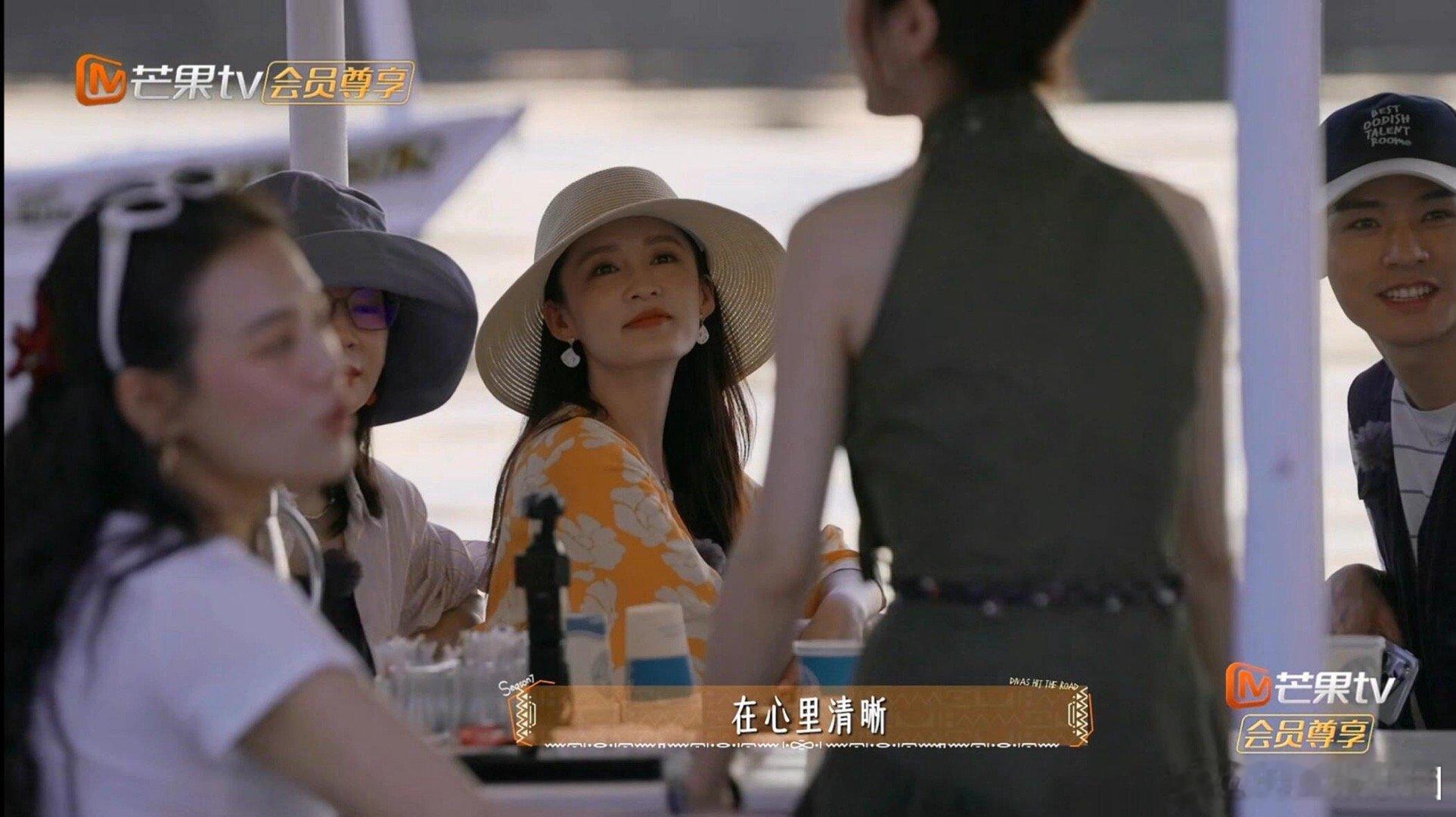 花儿与少年李沁看向妹妹的眼神​​​