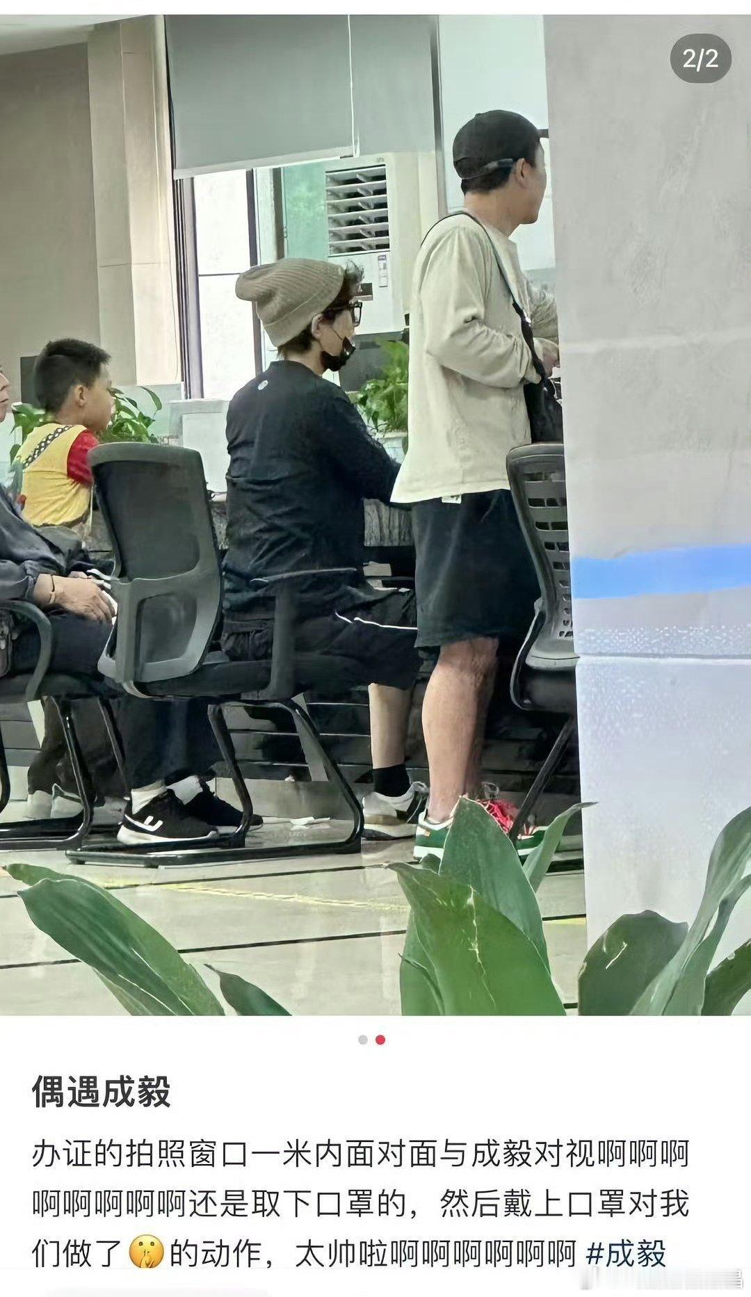 路人偶遇里面的腿长和工作室营业对比，腿拉长了不止一点点。