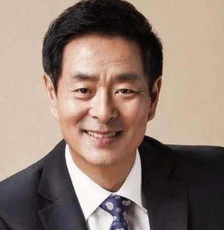当年，濮存昕在女儿濮方的结婚前夜，交给她一张银行卡，并交代她:“这50w你给金凯