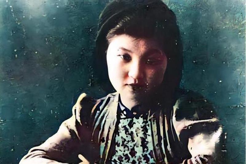 章亚若产下双胞胎不到半年，就死在了桂林医院，死因至今众说纷纭。更让人发冷的是，她
